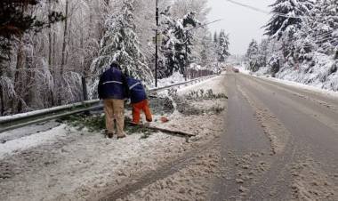 NEVADA EN BARILOCHE: INTENSO TRABAJO DE CUADRILLAS MUNICIPALES EN LAS CALLES DE LA CIUDAD